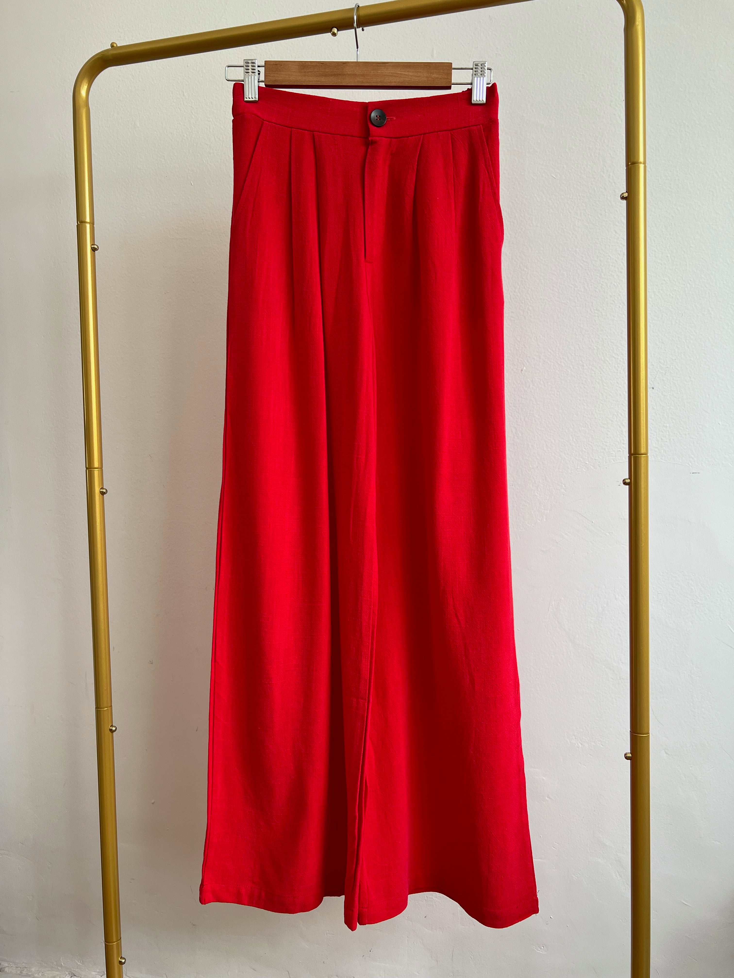 Pantalón rojo botón